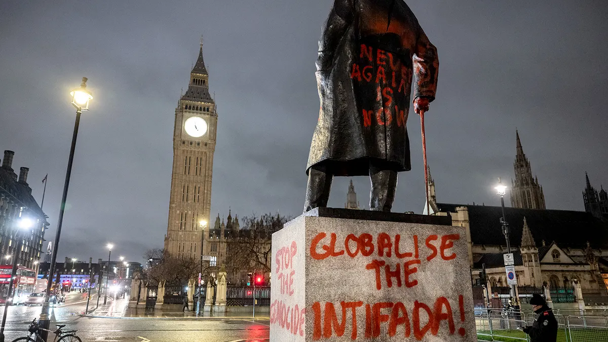 Unakažena statua Churchilla u Engleskoj