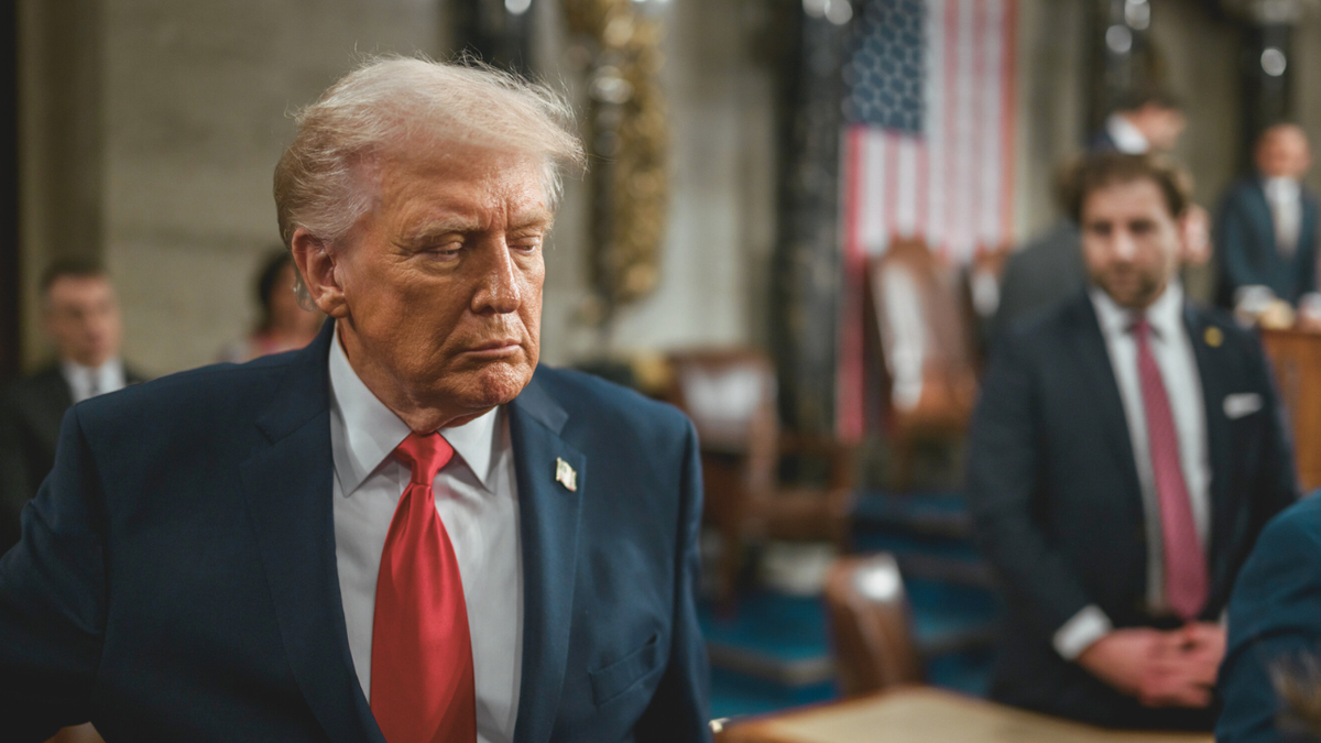 Predsjednik Donald Trump viđen je kako odlazi nakon govora o stanju nacije 24. veljače 2026. u Washingtonu, DC