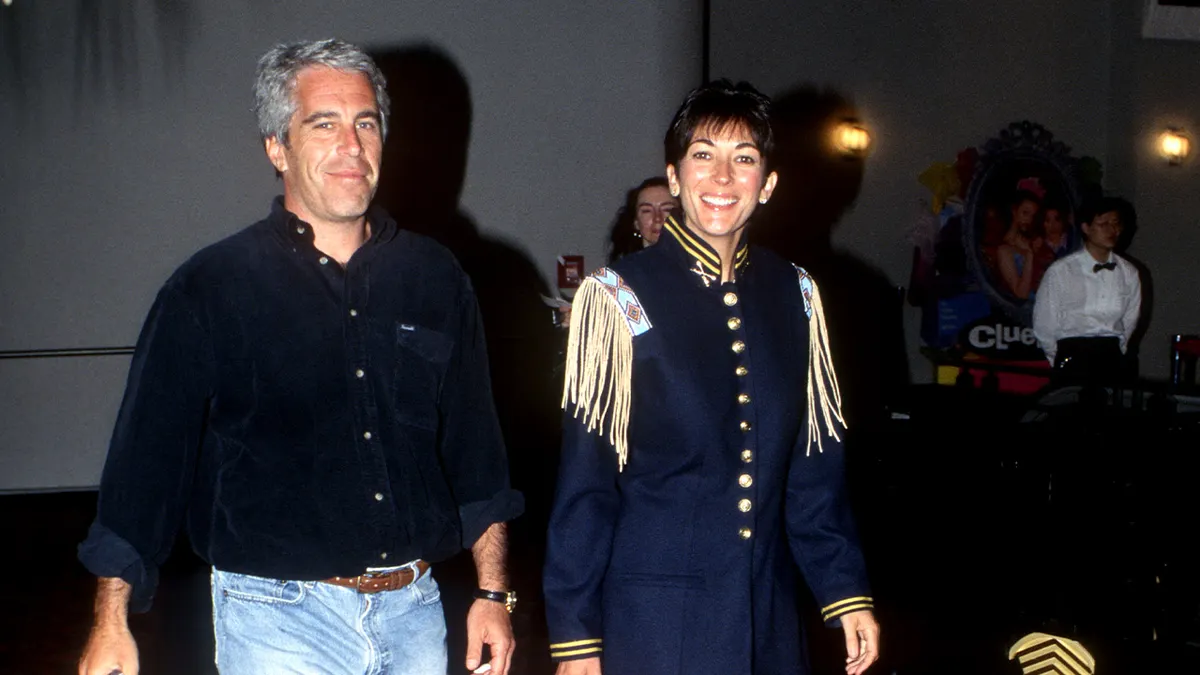 Jeffrey Epstein i Ghislaine Maxwell nasmijani.