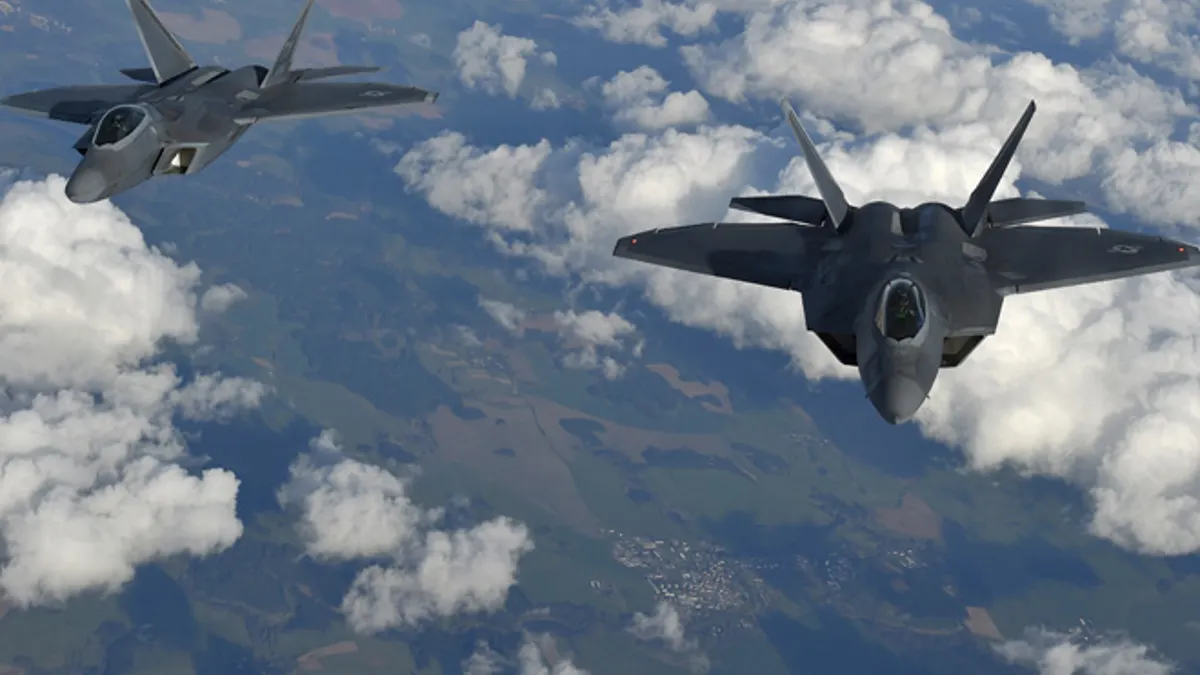 Dva američka lovca F-22 Raptor lete iznad europskog zračnog prostora tijekom leta za Britaniju iz zračne baze Mihail Kogalniceanu u Rumunjskoj 25. travnja 2016. REUTERS/Toby Melville - RTX2BM2B