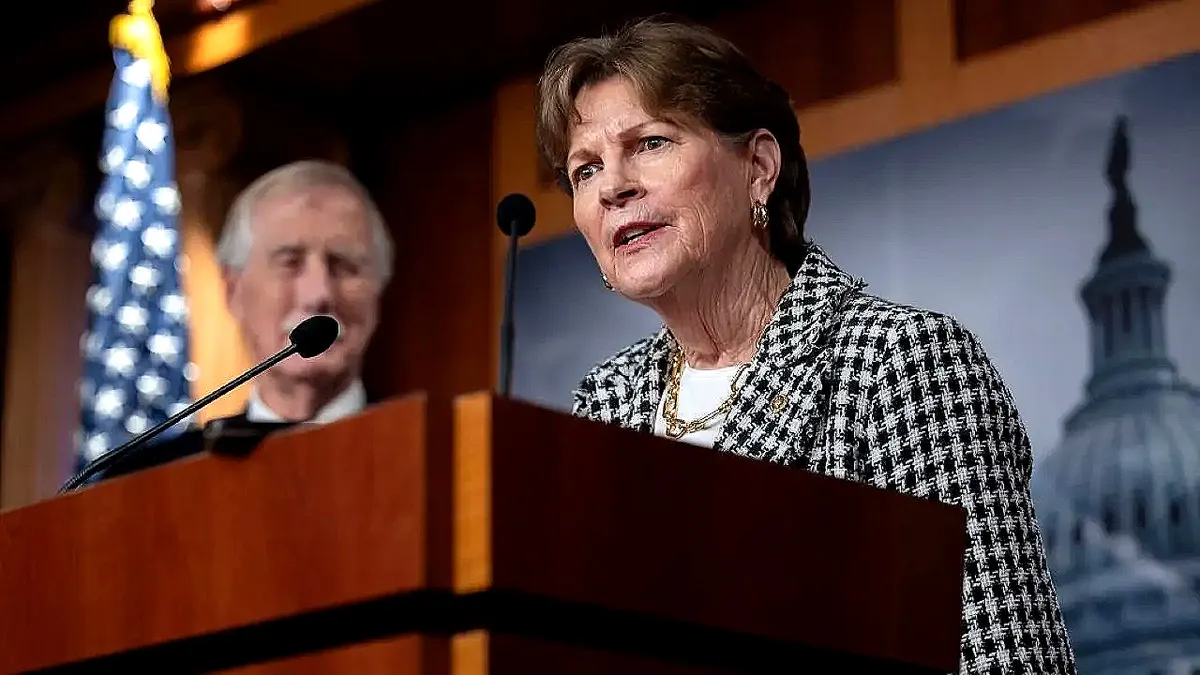 Sen. Jeanne Shaheen govori za govornicom
