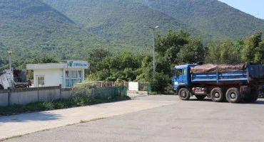 Kamioni s otpadom pred Uborkom