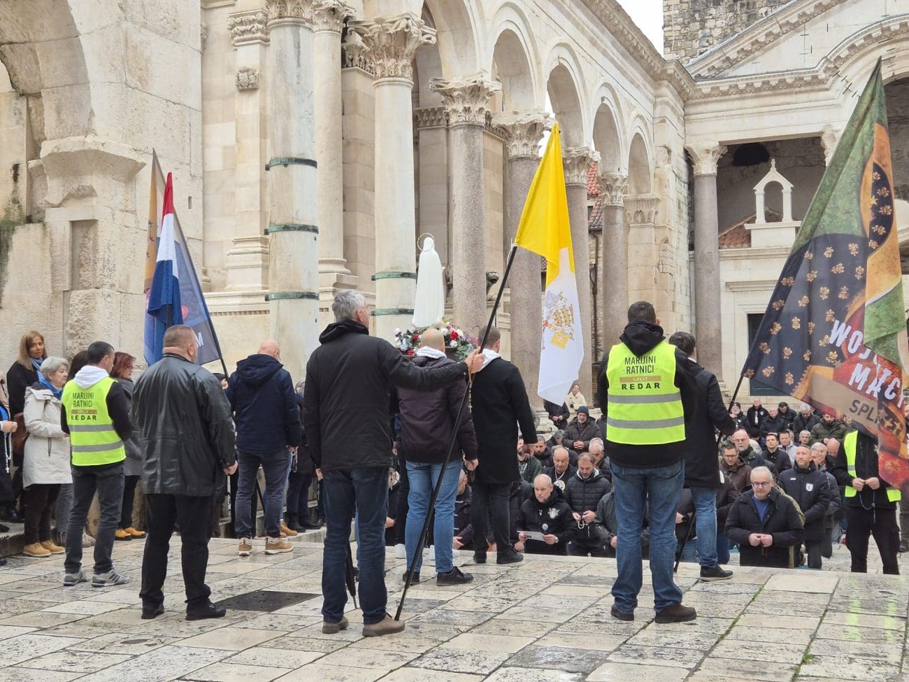 klecavci molitelji peristil  1