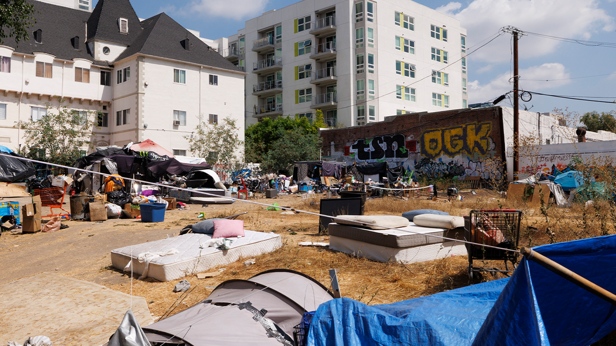 Kamp beskućnika u Koreatownu u Los Angelesu, CA