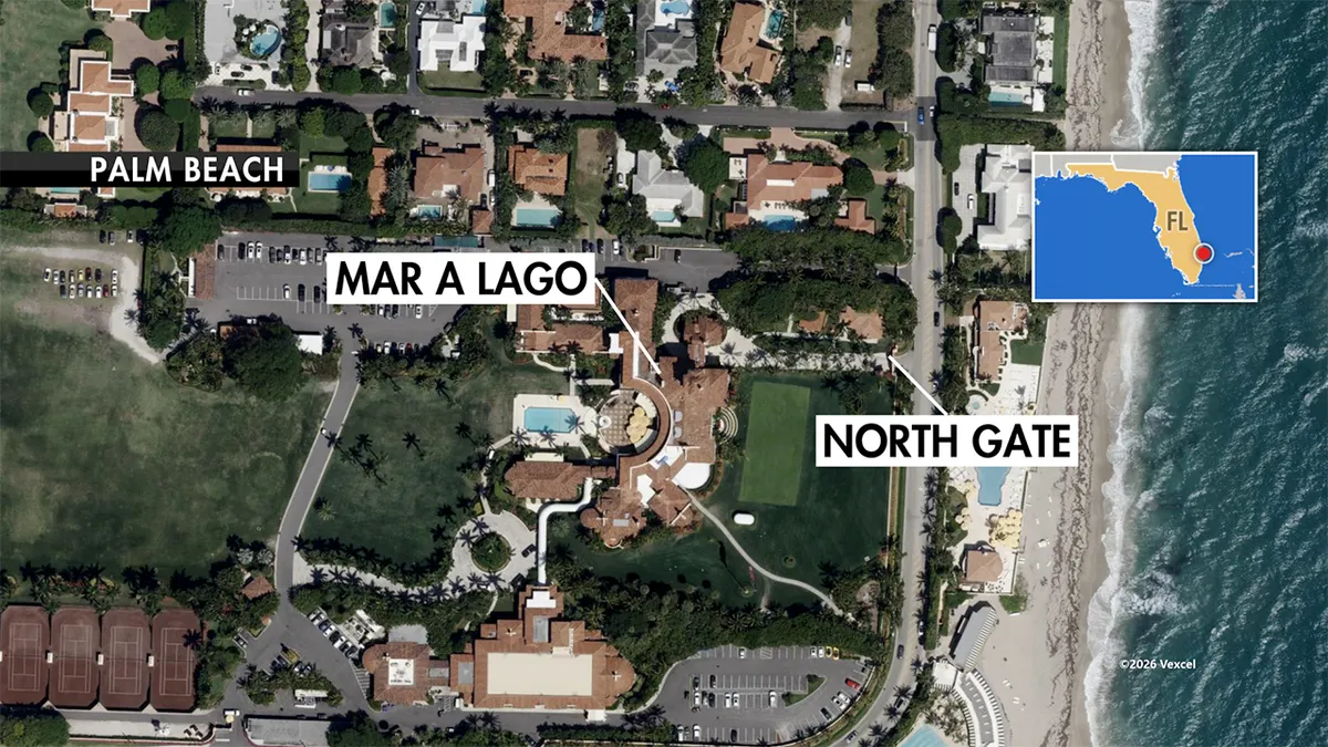 Pogled iz zraka kluba Mar-a-Lago koji prikazuje glavne zgrade imanja, zelene travnjake i ulaz na sjeverna vrata u Palm Beachu.
