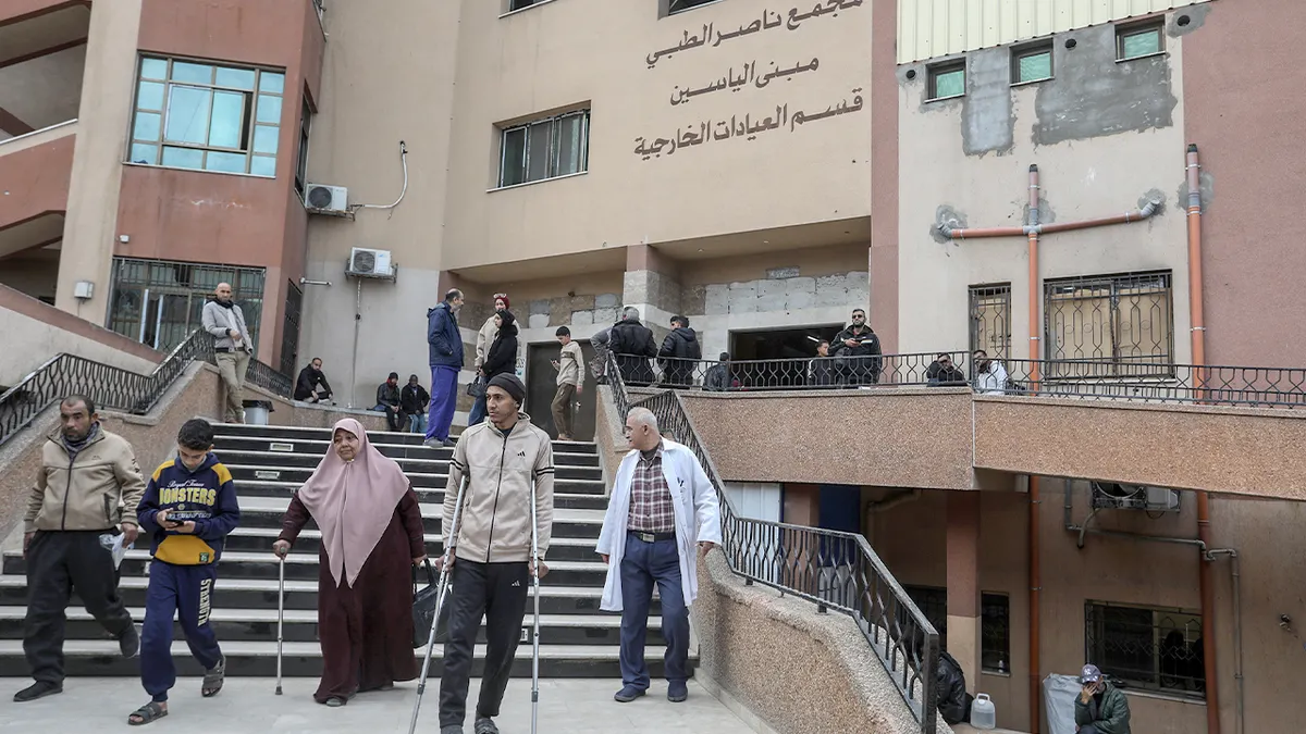 Ozlijeđeni Palestinci primaju njegu unutar prepunog bolničkog ortopedskog odjela usred nestašice medicinskih potrepština.