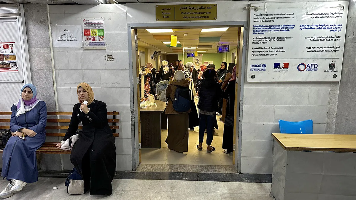 Mladi pacijenti liječe se na bolničkom odjelu jer se sezonske bolesti šire među prognaničkim obiteljima koje žive u surovim zimskim uvjetima.