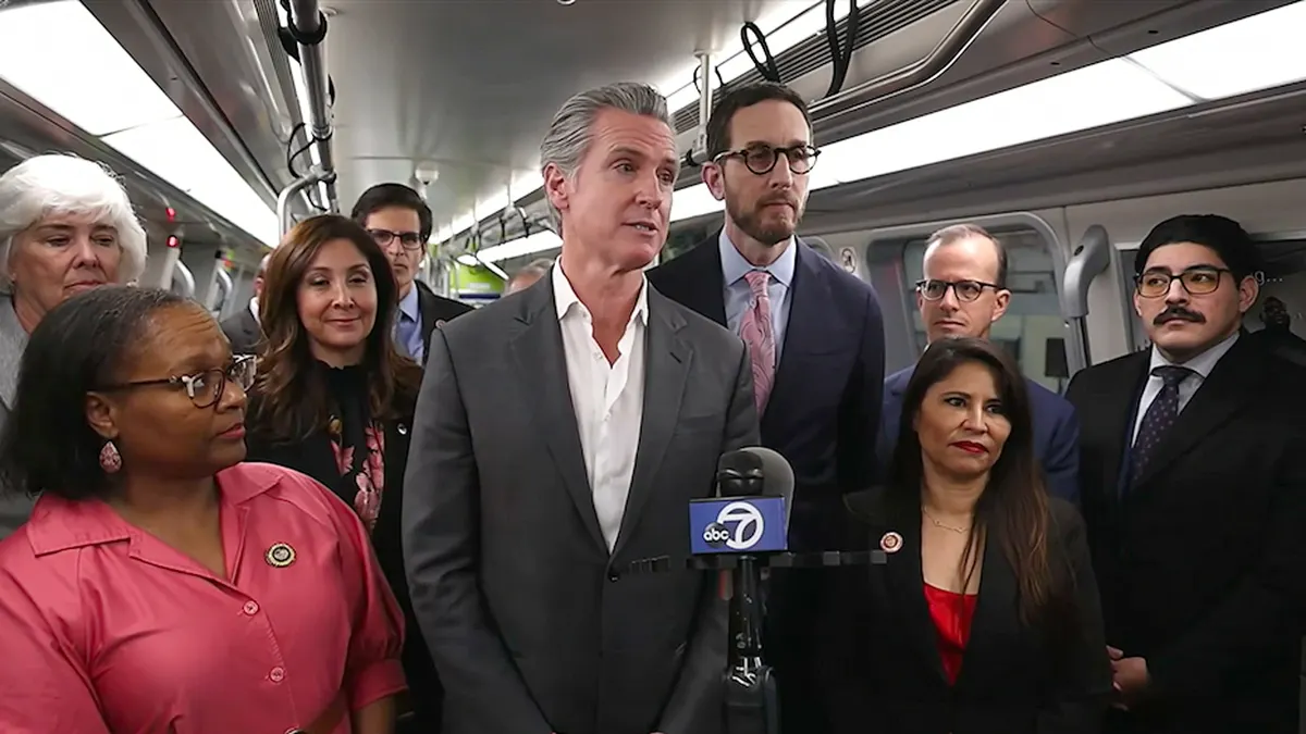 Gavin Newsom tijekom konferencije za novinare