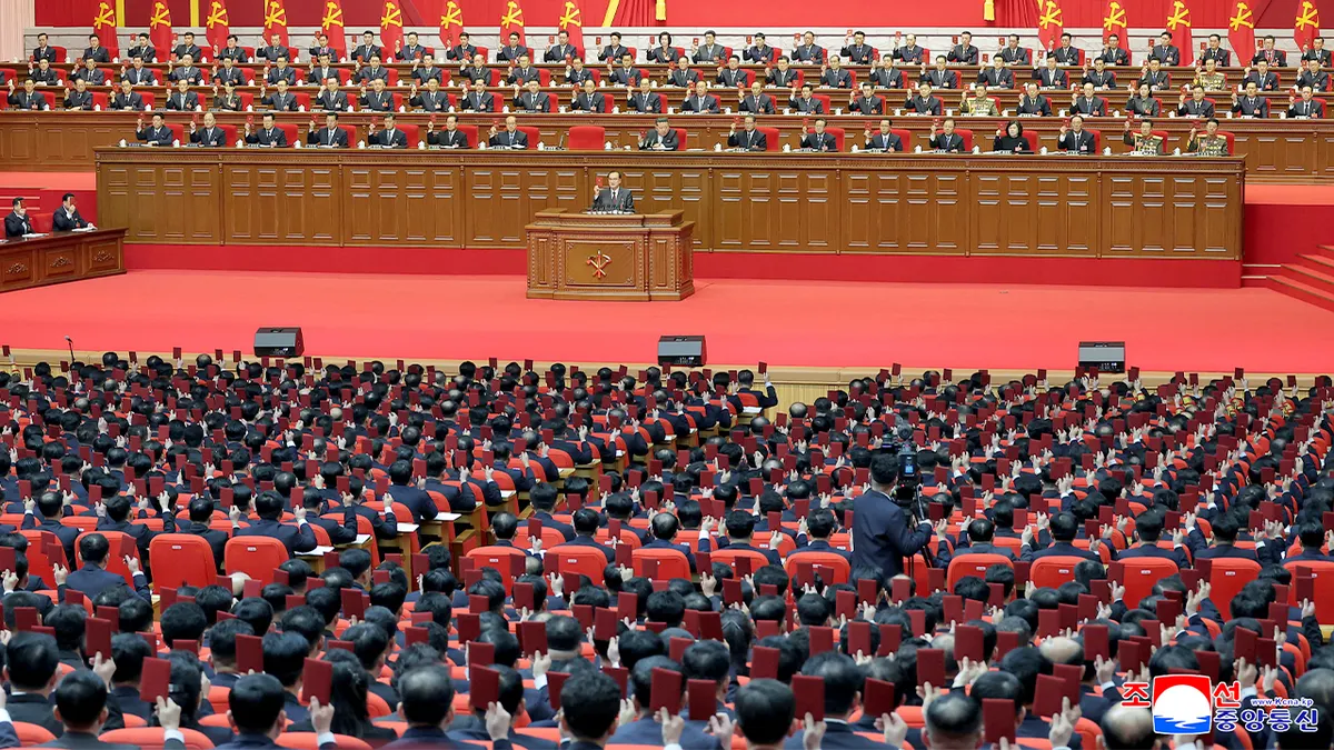 Kim Jong Un sjedi za govornicom tijekom kongresa Radničke stranke u Pjongjangu.