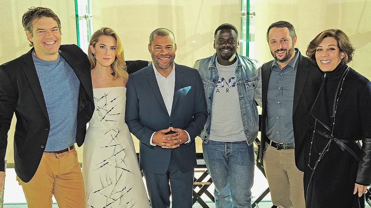 Jason Blum, Allison Williams, Jordan Peele, Daniel Kaluuya, Sean McKittrick i Peggy Siegal nasmijani.