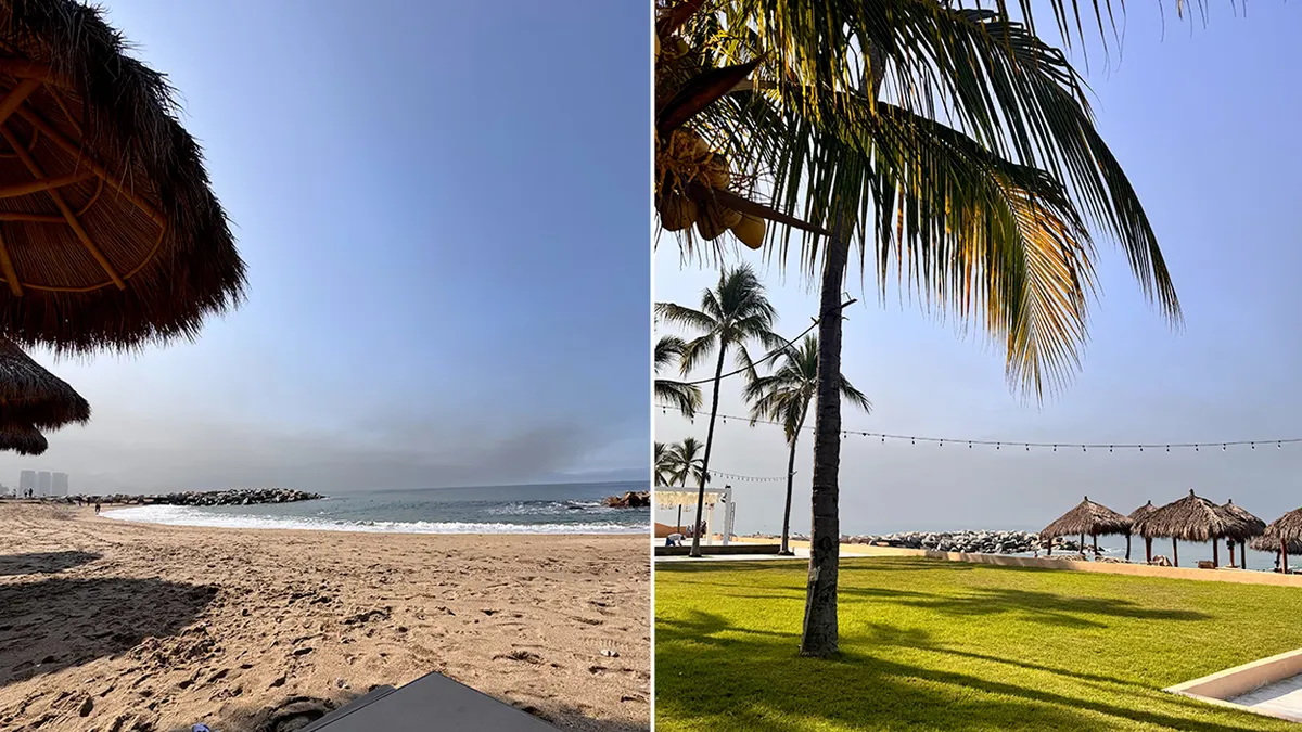 pogled s plaže od dima koji se diže iznad Puerto Vallarte, Meksiko