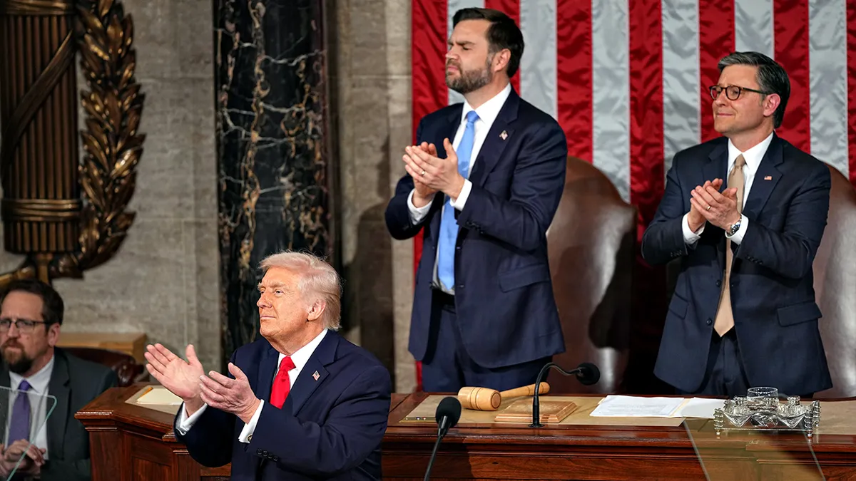 Predsjednik Donald Trump plješće s potpredsjednikom JD Vanceom i predsjednikom Predstavničkog doma Mikeom Johnsonom