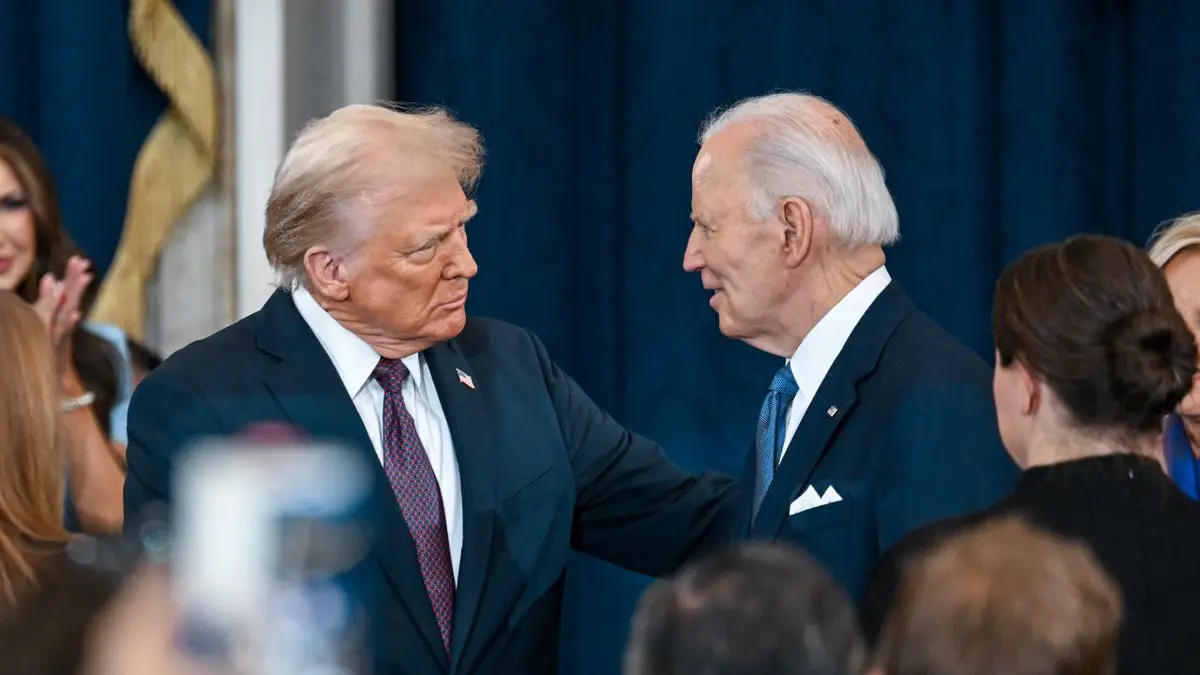 Trump se rukuje s Bidenom