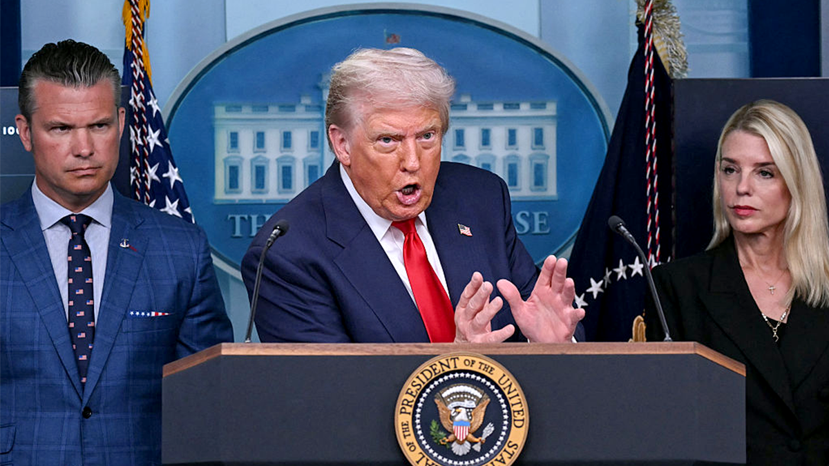 Predsjednik Donald Trump, zajedno s ministrom obrane Peteom Hegsethom i državnom tužiteljicom Pam Bondi, govore tijekom konferencije za novinare