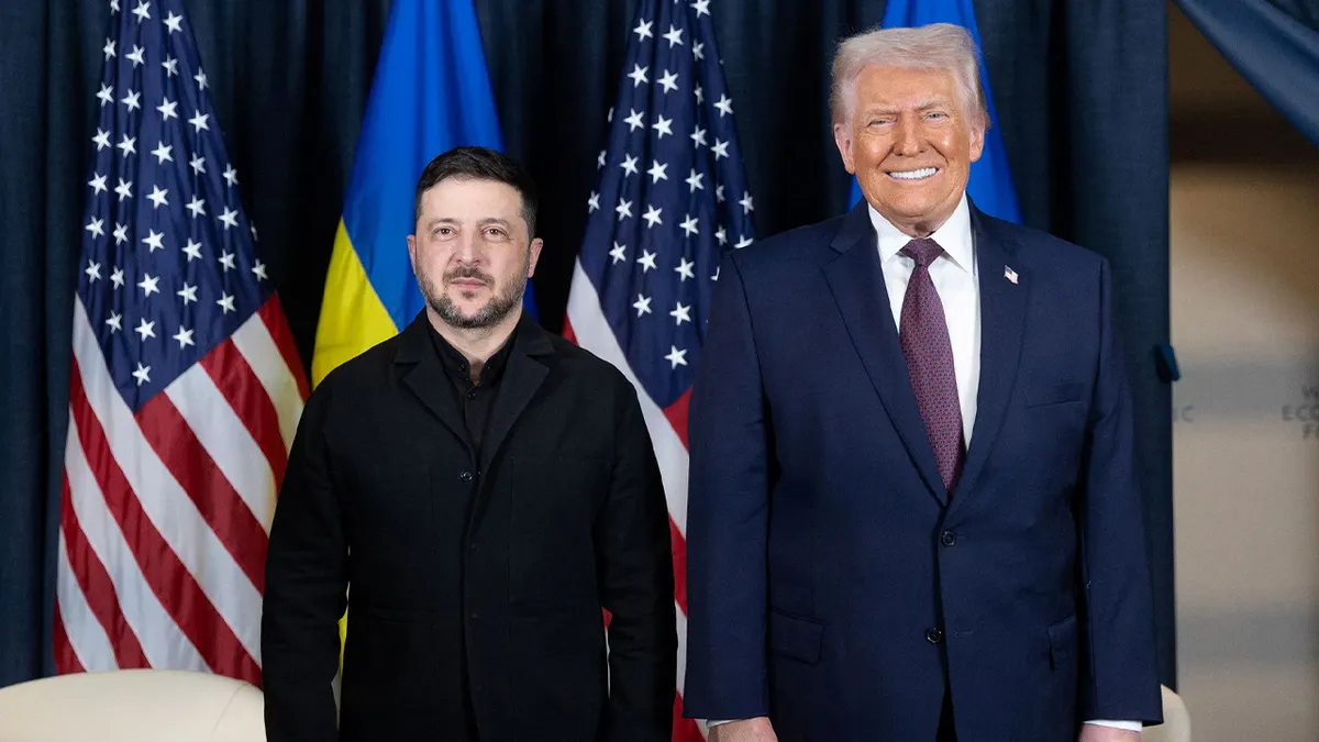 Ukrajinski predsjednik Volodymyr Zelenskiy i američki predsjednik Donald Trump poziraju za fotografiju tijekom sastanka na marginama 56. godišnjeg Svjetskog ekonomskog foruma (WEF) u Davosu, Švicarska, 22. siječnja 2026.