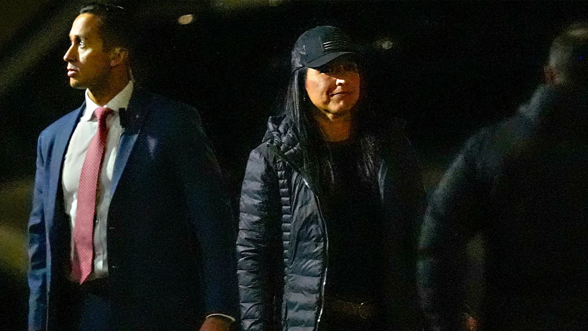 Tulsi Gabbard tijekom racije u okrugu Fulton, Georgia