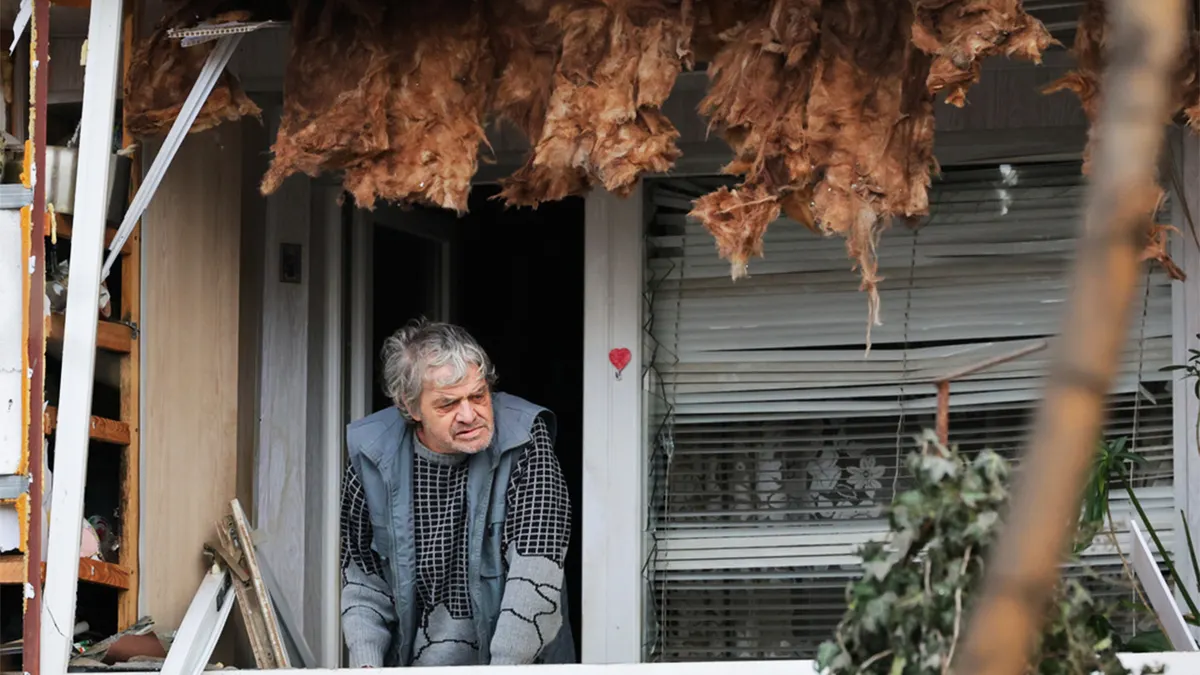 Ukrajinac blizu oštećenog balkona u Zaporožju