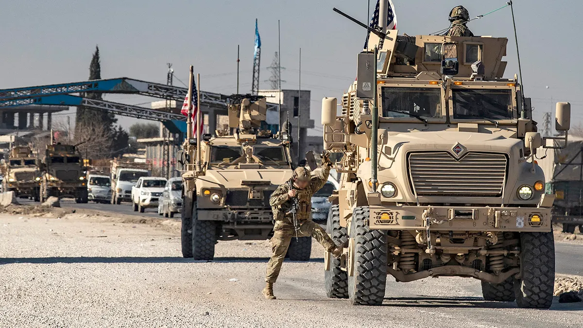 Američki vojnik ulazi u vojno vozilo u Siriji dok je bio u patroli