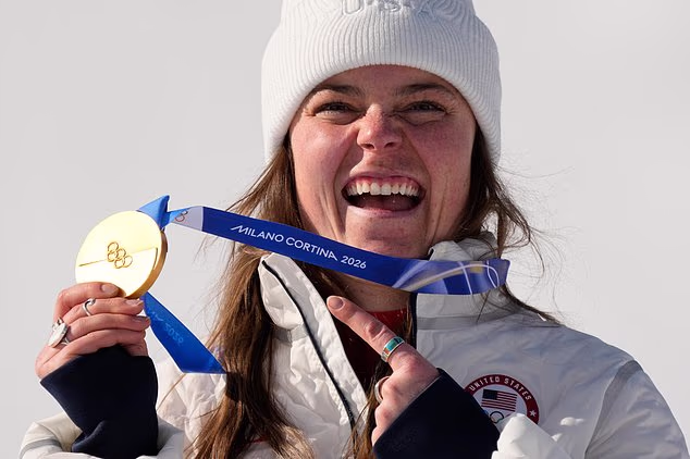 Amerikanka Breezy Johnson pokazuje svoju zlatnu medalju u utrci alpskih skijašica u spustu za žene, na Zimskim olimpijskim igrama 2026. u Cortini d'Ampezzo, Italija, nedjelja, 8. veljače 2026. (AP Photo/Andy Wong)