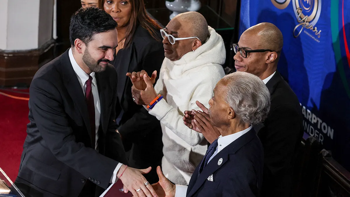 Gradonačelnik New Yorka Zohran Mamdani rukuje se s Alom Sharptonom