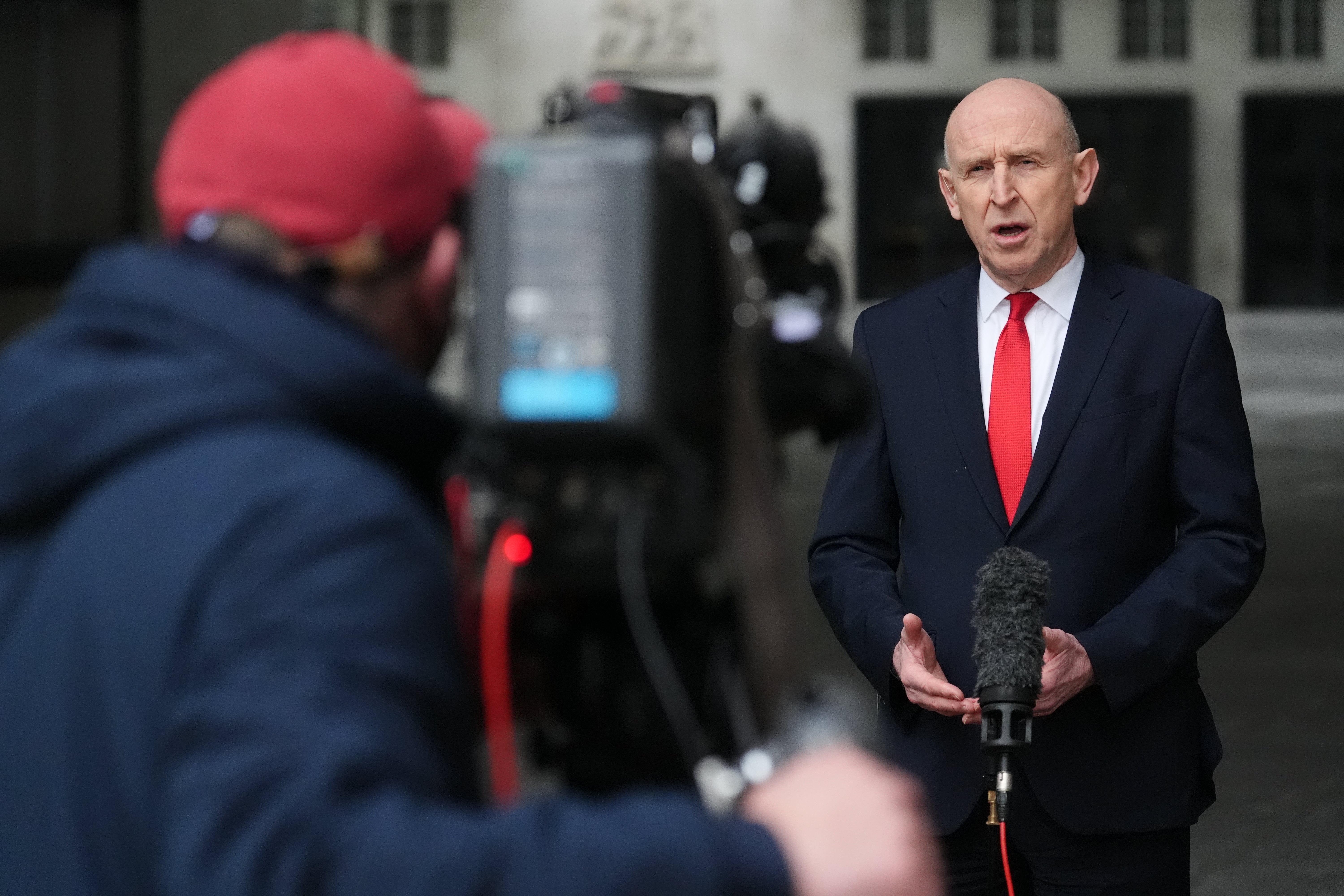 Ministar obrane John Healey rekao je da su projektili pali u krugu od nekoliko stotina metara na britanske trupe u Bahreinu (Jonathan Brady/PA)