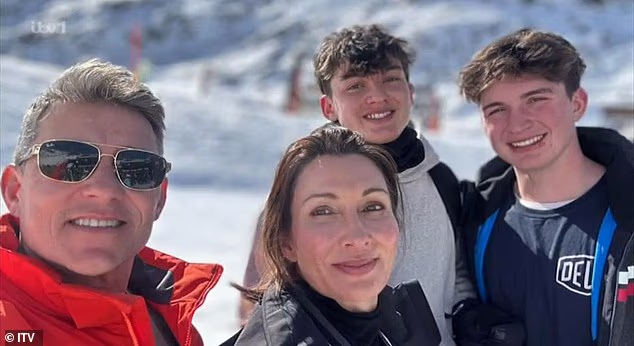 Ben i Annie pripremaju se za sljedeću fazu svog braka, postaju prazni prijatelji. Njihov najstariji sin Sam je na sveučilištu, dok njegov Jack radi kako bi uštedio novac za putovanje