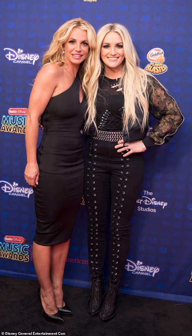 Tijekom Božića, Spears je podijelila oštru poruku usmjerenu prema svojoj obitelji, nakon što je njezina mlađa sestra Jamie Lynn (34) objavila fotografiju s odmora sa Spearsinim starijim sinom Seanom Prestonom; Britney i Jamie viđeni 2017