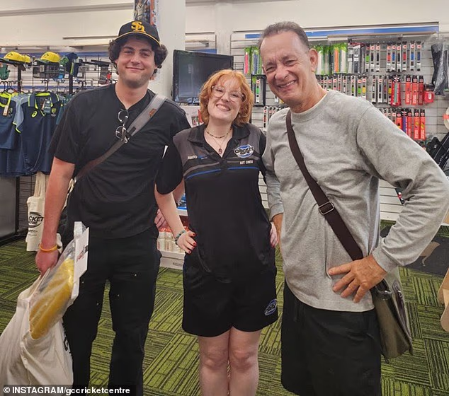 Hanks i njegov sin Truman (lijevo) imali su još jedan australski sportski trenutak prošlog mjeseca kada su otišli u kupnju opreme za kriket u sjevernom Sydneyu