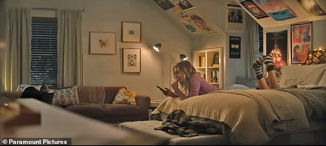 Nakon što se dogodi prvo ubojstvo - priča se presijeca na Sidneyinu kćer samu u svojoj spavaćoj sobi gdje se njezin dečko ušulja kroz prozor - odražavajući izvorni film