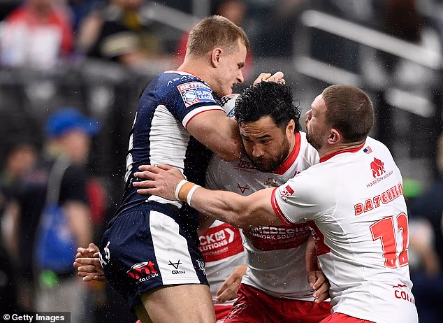 Gledatelji su propustili nešto od akcije dok je Leeds (zvijezda Cooper Jenkins na slici lijevo tijekom utakmice) jurio do velikog vodstva na poluvremenu u Sin Cityju