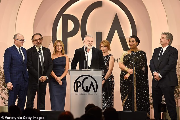 Joe Sachs, Michael Hissrich, Michelle Lankwarden, R. Scott Gemmill, Terri Murphy, Simran Baidwan i John Wells primaju nagradu za TV dramu za The Pitt