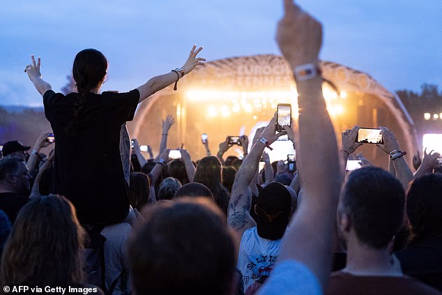 Menadžer benda, Rod Smallwood, rekao je da zabrana telefoniranja slijedi sličnu politiku koju su uveli tijekom prošlogodišnjih koncerata
