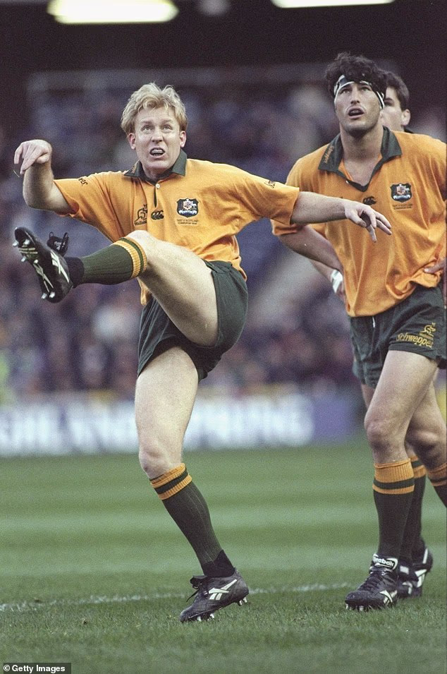 Knox, koji je bio dio australske momčadi koja je 1991. osvojila Svjetsko prvenstvo u ragbiju, optužen je da je ukrao susjedovu sigurnosnu kameru i uništio CCTV zvono. Na slici (lijevo) s Johnom Ealesom igra protiv Škotske 1996