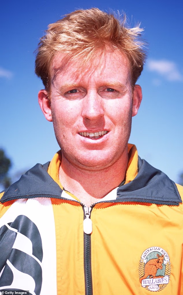 Knox je igrao 13 puta za Australiju između 1985. i 1997., igrajući u poluvremenu zajedno s legendama kao što su Nick Farr-Jones i George Gregan u zlatnom razdoblju za Wallabies