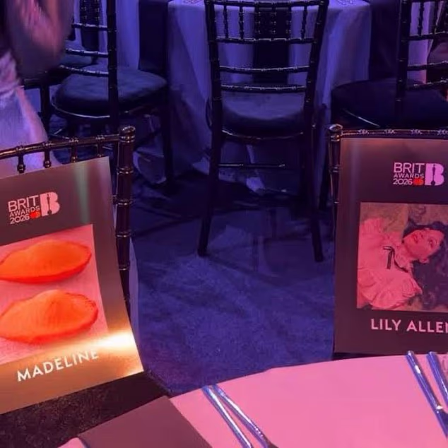 Stolica je bila rezervirana za Lily na subotnjoj večernjoj ceremoniji, pored Madeline biskvita - naklon njezinoj hit pjesmi u kojoj razotkriva aferu svog supruga