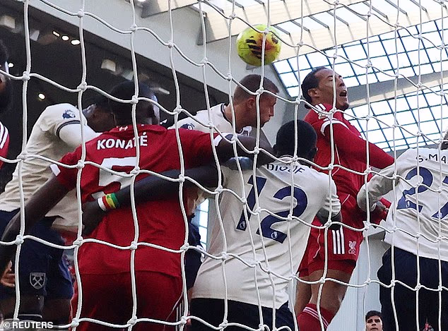 Soungoutou Magassa pokušavajući povući Virgila van Dijka za dres pomogao je kapetanu Liverpoola da postigne gol