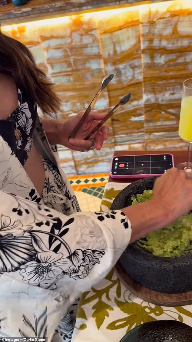 Curtis je započeo svoj isječak fokusirajući se na Lindsayin dekolte, tek je kasnije letimično pogledao guacamole