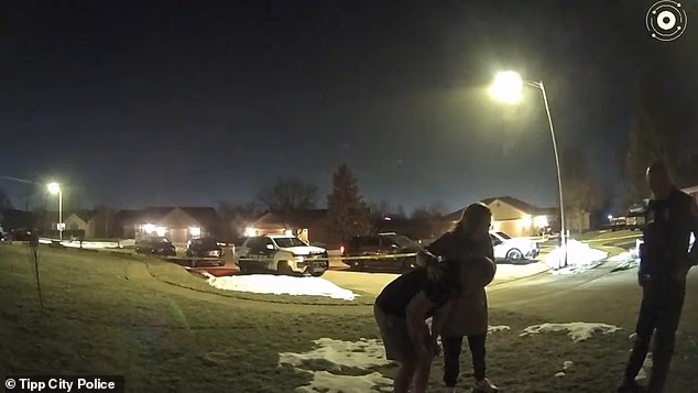 Njegova majka kaže da je u šoku i počinje plakati dok joj Caleb govori: 'Djevojčica ne zna'