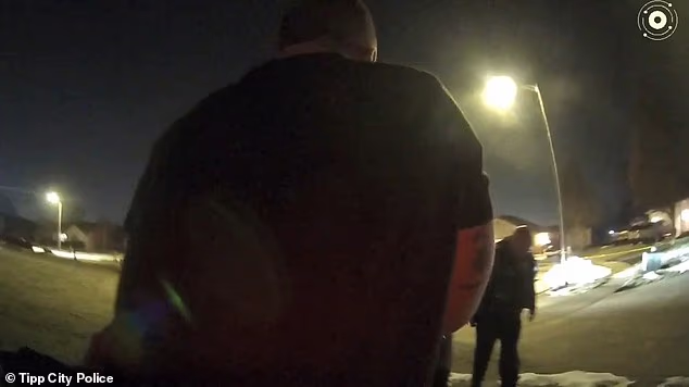 Kasnije u videu, policija govori natjecatelju reality natjecanja da je njegova majka stigla na mjesto događaja