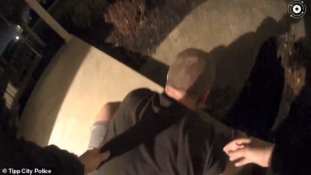 Čim je izašao kroz vrata, Caleb se spotaknuo i pao na tlo dovodeći do jednog od policajaca da mu pomogne ustati