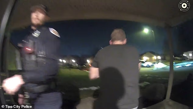 39-godišnja bivša reality zvijezda, koja se u programu pojavila 2013., mogla se vidjeti neposredno nakon smrti svoje supruge na snimci koju je u ponedjeljak objavila policija grada Tipp u Ohiju