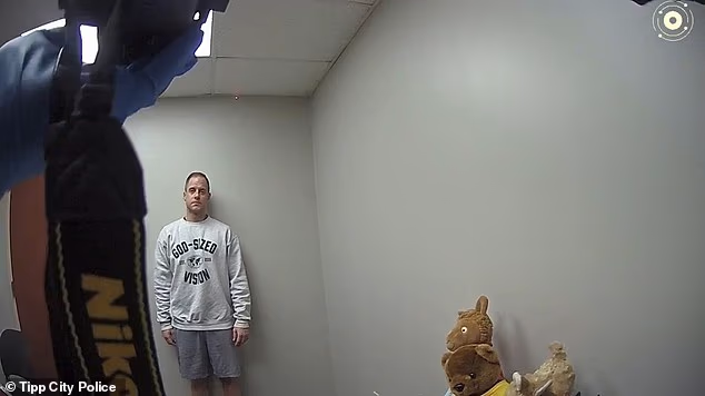 Objavljena je i snimka Caleba u policijskoj postaji nakon uhićenja