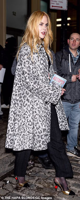 Kidman je svoju zimsku odjeću upotpunila kaputom s uzorkom leoparda i ekscentričnim parom zlatnih salonki s naramenicama