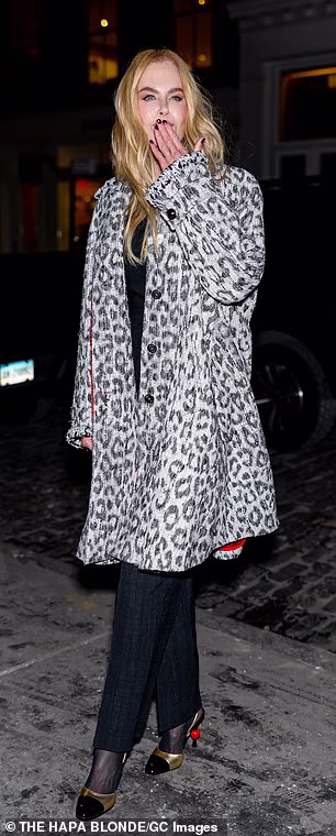 Cipele su imale crne vrhove i crvenu kuglu s šiljcima na visokim potpeticama