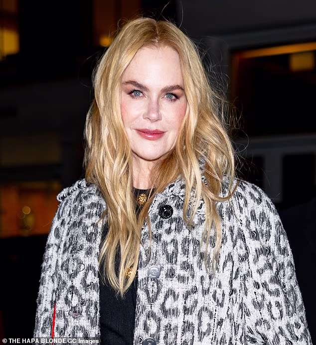 Frizer Serge Normant isfenirao je prepoznatljivu zlatnu grivu Australke rođene na Havajima, dok je vizažist Gucci Westman u potpunosti iscrtao njen ten sumnjivo bez bora