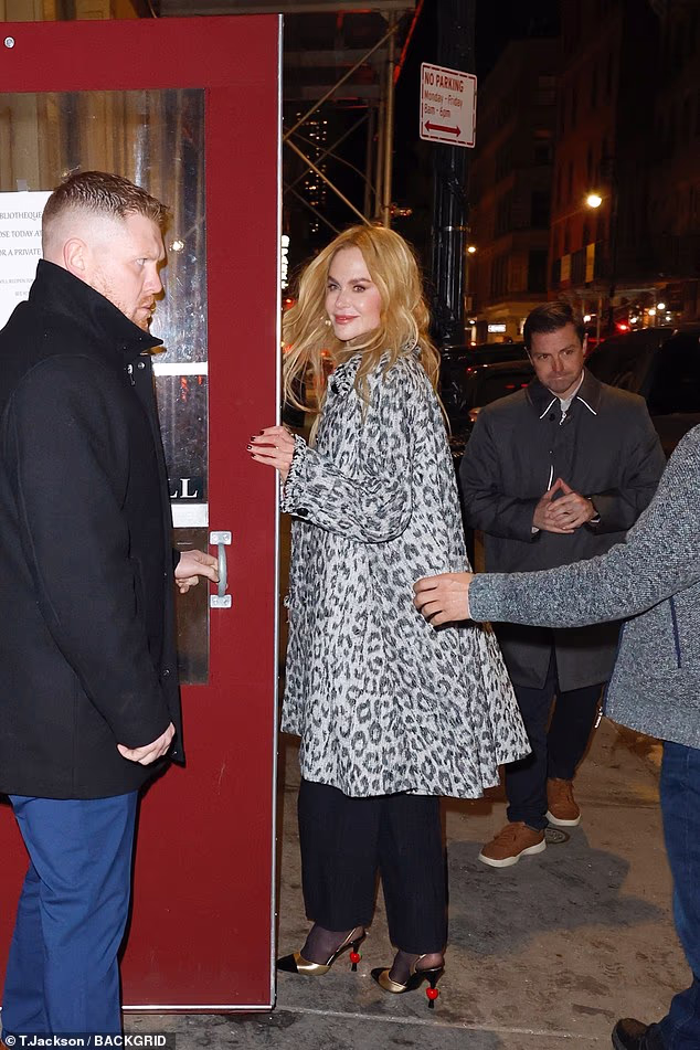 Nakon toga, modna šetačica Vogue Worlda i Curtis uputili su se u Bibliotheque u SoHou kako bi se pojavili na još jednom Scarpettinom događaju pitanja i odgovora