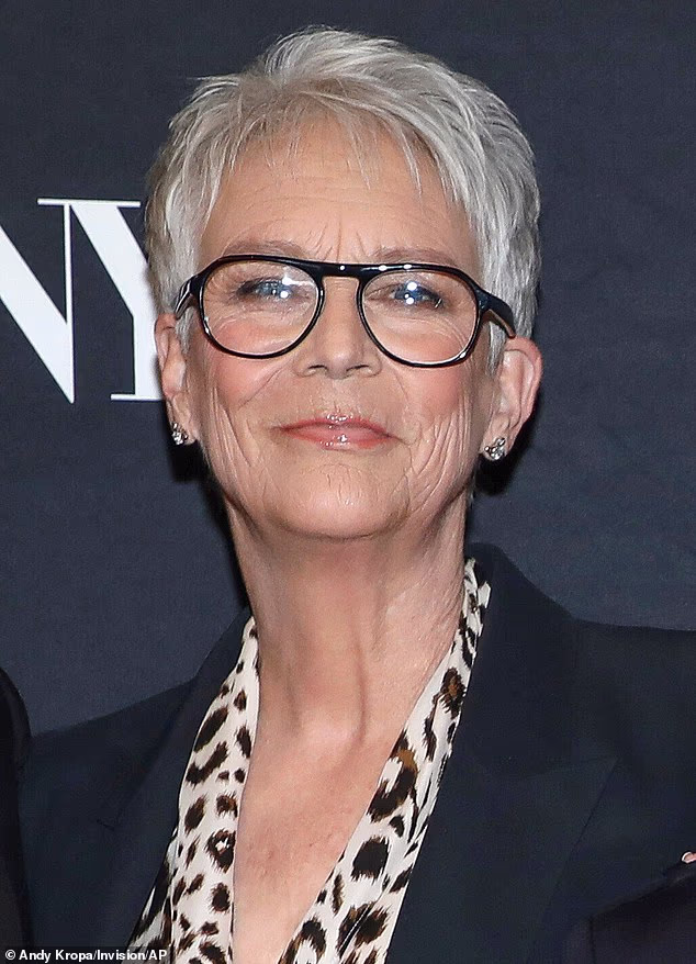 Frizer Sean James uredio je prirodni bijeli pixie kroj glumice Elle McCay, a vizažistica Grace Ahn pobrinula se da bude spremna za krupni plan na događaju