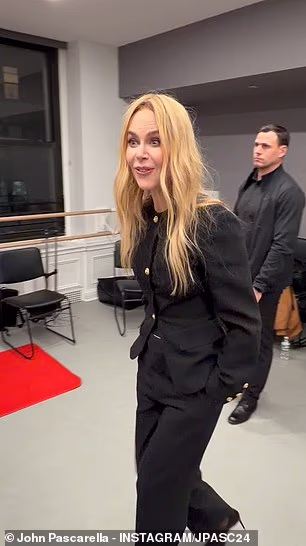 Sako je imao zlatne gumbe sprijeda