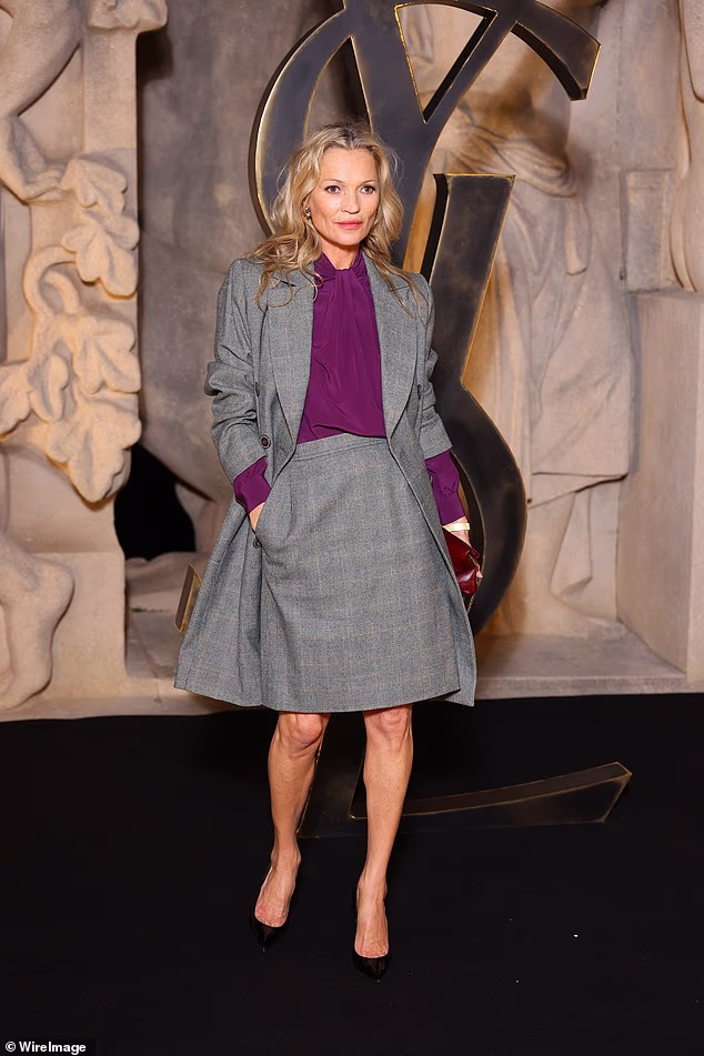 Kate Moss (52) skrojila je sofisticiranu figuru dok je u utorak navečer predvodila zvijezde na reviji Saint Laurenta na Tjednu mode u Parizu