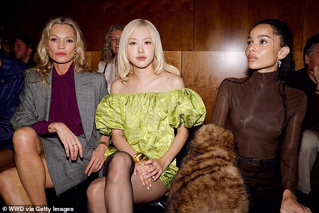 Kate je sjedila u prvom redu s pjevačicom Rosom (L) i glumicom Zoe Kravitz (R)